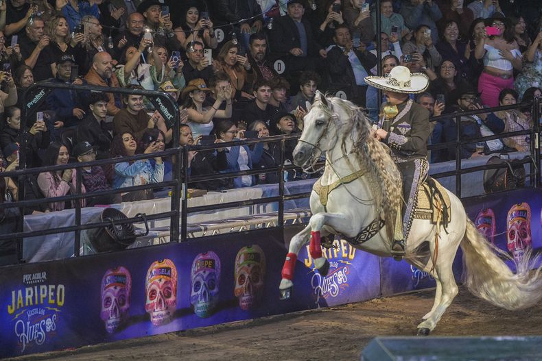 Pepe Aguilar monta a caballo en su espectáculo Jaripeo hasta los huesos tour 2024 en el Honda Center en Anaheim, California, el viernes 29 de marzo de 2024. El espectáculo rinde homenaje al Día de Muertos, una conocida celebración mexicana. (Foto AP/Damian Dovarganes)