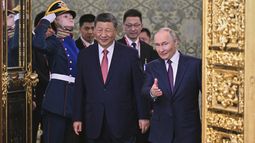 El presidente de Rusia, Vladímir Putin (derecha), recibe a su homólogo chino, Xi Jinping, en el Kremlin, en Moscú, el 8 de mayo de 2025. (Alexei Danichev/Photo host agency RIA Novosti via AP)
