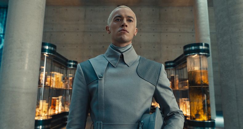 En esta imagen proporcionada por Lionsgate, Tom Blyth en una escena de The Hunger Games: The Ballad of Songbirds and Snakes. (Lionsgate vía AP)