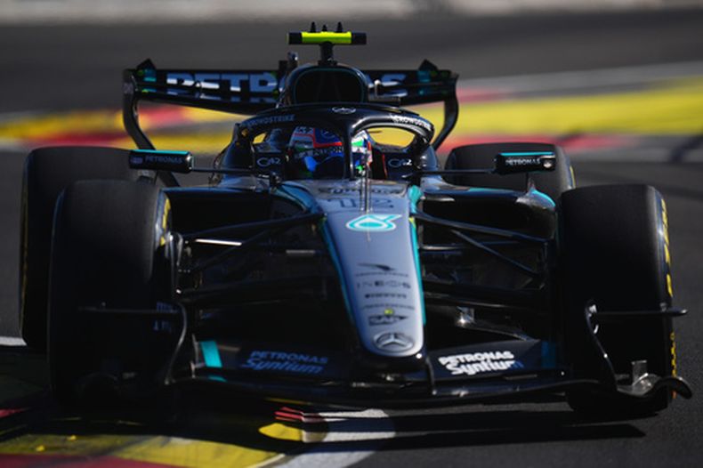 El italiano Andrea Kimi Antonelli de la escudería Mercedes maniobra su auto durante la segunda práctica del Gran Premio de Madrid el viernes 11 de septiembre del 2026. (AP Foto/Manu Fernandez)