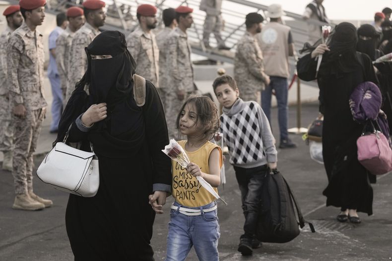 Evacuados yemeníes desembarcan el HMS Abha, un barco saudí que viajaba desde Puerto Sudán, después de atracar el domingo 7 de mayo de 2023 en el puerto de Yeda, Arabia Saudí. (AP Foto/Amr Nabil)