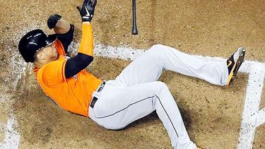 americateve | El toletero Giancarlo Stanton sufrió varias fracturas en el rostro, daño en la dentadura y cortaduras que requirieron puntos de sutura después de ser golpeado en la cara por un lanzamiento el jueves por la noche.