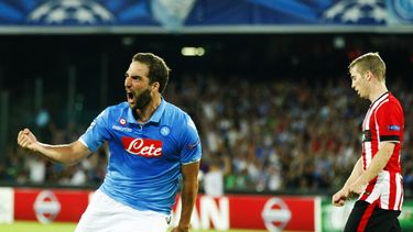 americateve | El jugador del Napoli, Gonzalo Higua&iacute;n, festeja un gol contra Athletic de Bilbao en la fase preliminar de la Liga de Campeones el martes, 19 de agosto de 2014, en N&aacute;poles. (AP Photo/Salvatore Laporta)