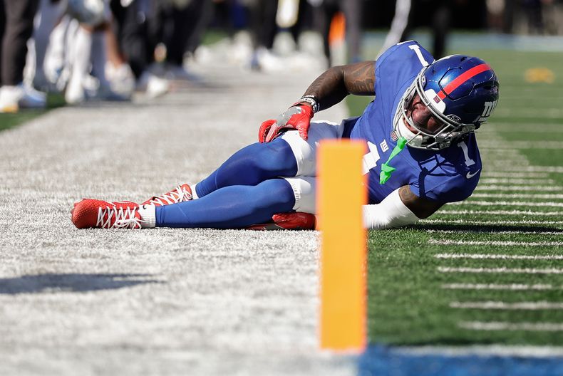 El receptor Malik Nabers de los Giants de Nueva York reacciona tras sufrir una lesión durante el segundo cuarto del partido contra los Chargers de Los Ángeles, el domingo 28 de septiembre de 2025, en East Rutherford, Nueva Jersey. (AP Foto/Adam Hunger)