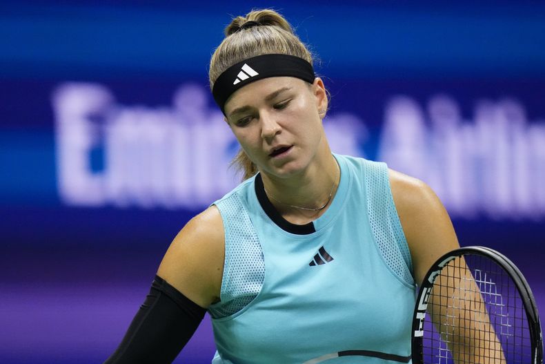ARCHIVO - Foto del 7 de septiembre del 2023, la checa Karolina Muchova en el duelo de semifinales del Abierto de Estados Unidos ante Coco Gauff. El martes 24 de octubre del 2023, Muchova se retira de las Finales de la WTA por lesión. (AP Foto/Frank Franklin II, Archivo)