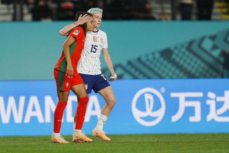 La estadounidense Megan Rapinoe abraza a la portuguesa Jessica Silva tras el empate 0-0 en el partido del Mundial femenino, el martes 1 de agosto de 2023, en Auckland, Nueva Zelanda. (AP Foto/Abbie Parr)