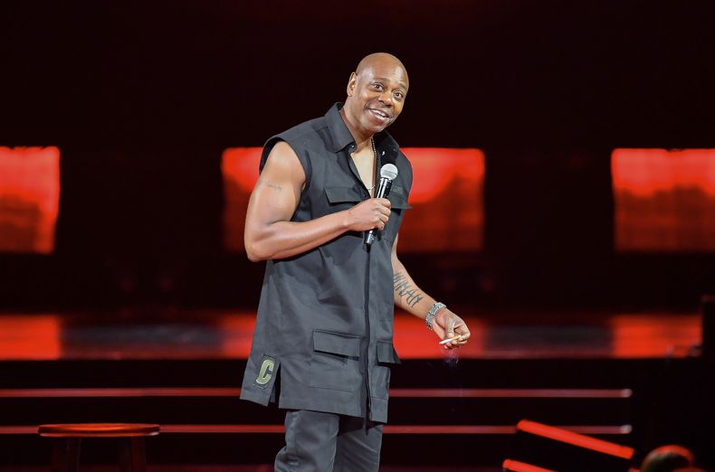 ARCHIVO - El comediante Dave Chappelle durante una presentación en el Madison Square Garden para celebrar su cumpleaños 50 el 22 de agosto de 2023, en Nueva York. Chappelle calificó el jueves de genocidio la guerra israelí contra Hamas en Gaza durante su actuación en la capital de Emiratos Árabes Unidos, al tiempo que instó a los estadounidenses a luchar contra el antisemitismo el jueves 23 de mayo de 2024. (Foto Evan Agostini/Invision/AP, archivo)