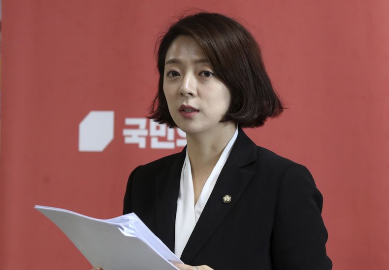 La legisladora del Partido Poder Popular Bae Hyunjin habla en la Asamblea Nacional en Seúl, Corea del Sur, el 31 de mayo de 2023. Una legisladora del partido que gobierna Corea del Sur recibía atención en un hospital de Seúl tras ser agredida por un hombre no identificado que la golpeó en la cabeza con un objeto similar a una piedra, según dijo el jueves la policía surcoreana. (Go Bum-joon/Newsis via AP)