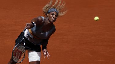 americateve | La estadounidense Serena Williams saca  contra Carla Su&aacute;rez en el Abierto de Madrid el jueves, 8 de mayo de 2014. (AP Photo/Daniel Ochoa de Olza)