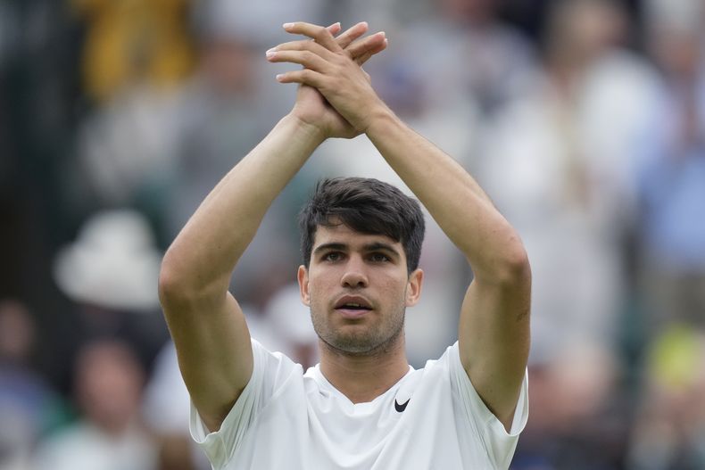 El español Carlos Alcaraz celebra tras vencer al australiano Aleksander Vukic en Wimbledon el miércoles 3 de julio del 2024. (AP Foto/Mosaab Elshamy)