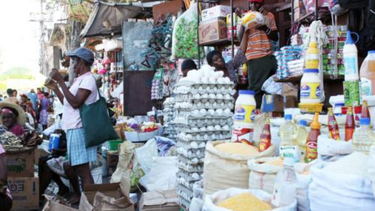 avalancha de cubanos para hacer compras en haiti el pais mas pobre del continente