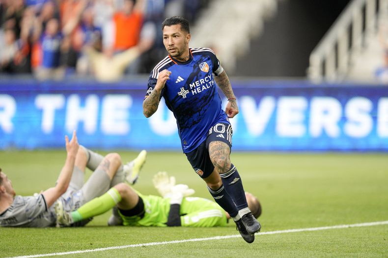 El argentino Luciano Acosta, de Cincinnati, festeja tras anotar ante Montreal, el miércoles 17 de mayo de 2023, en un encuentro de la MLS (AP foto/Jeff Dean)