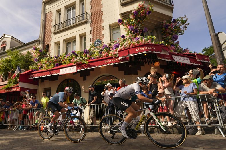 La estadounidense Kristen Faulkner aventaja a la belga Lotte Kopecky rumbo a la victoria en la carrera de ruta del ciclismo de los Juegos Olímpicos de París, el domingo 4 de agosto de 2024. (AP Foto/Vadim Ghirda)