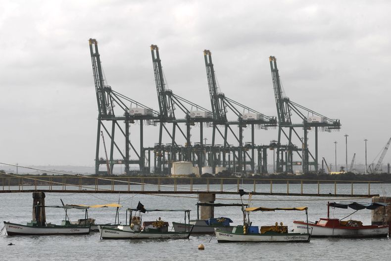 En esta fotograf&iacute;a del 6 de noviembre de 2013, peque&ntilde;os botes de pesca flotan anclados cerca de un puerto en construcci&oacute;n de la Bah&iacute;a de Mariel, Cuba. Cuba puso el lunes 3 de noviembre a disposici&oacute;n de inversores extranj