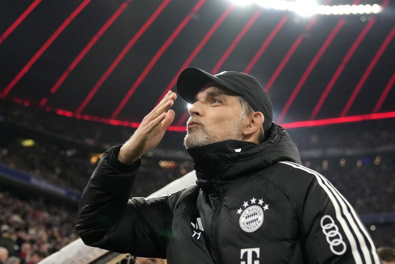 En esta imagen de archivo, el entrenador del Bayern Thomas Tuchel saluda a los aficionados antes del partido de la Bundesliga alemana frente al Stuttgart, en Múnich, Alemania, el 17 de diciembre de 2023. (AP Foto/Matthias Schrader, archivo)