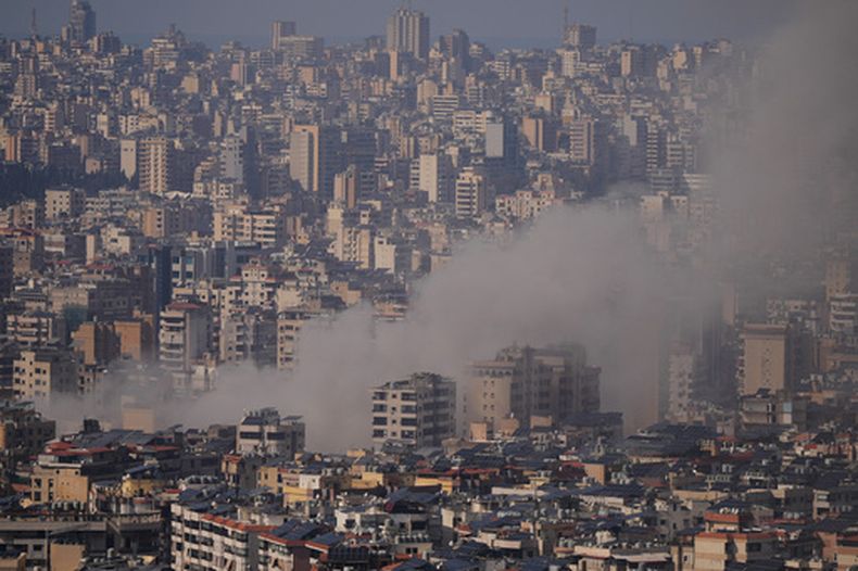 El humo se eleva tras un ataque aéreo israelí en Dahiyeh, en el sur de Beirut, Líbano, el 3 de marzo de 2026. (Foto AP/Hassan Ammar)