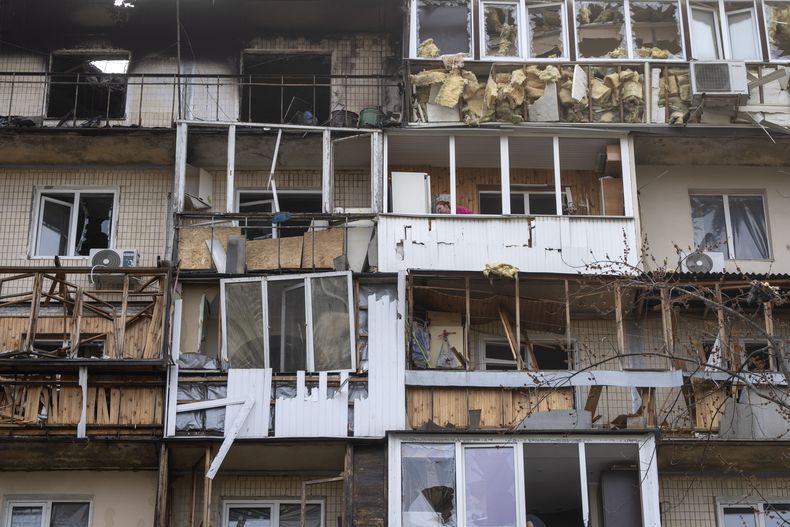 Una residente limpia un apartamento dañado en un edificio de varias plantas tras un ataque de dron ruso en Kiev, Ucrania el domingo 23 de marzo de 2025. (AP Foto/Efrem Lukatsky)