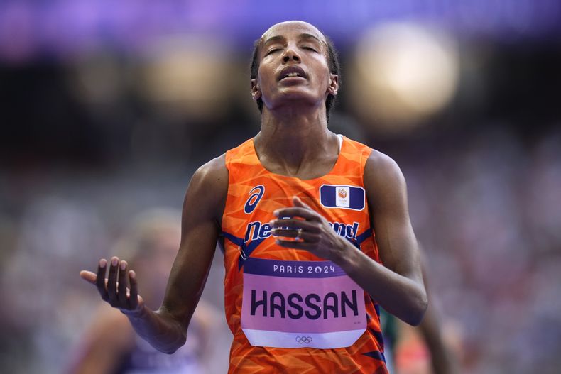La neerlandesa Sifan Hassan compite en una eliminatoria de los 5.000 metros de los Juegos Olímpicos de París, el viernes 2 de agosto de 2024, en Saint-Denis, Francia. (AP Foto/Petr David Josek)
