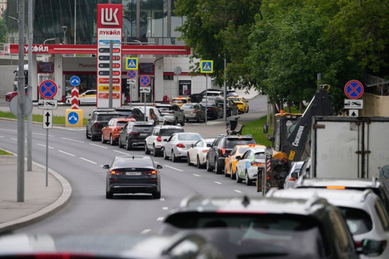 Autos hacen fila en una gasolinera Lukoil en Moscú, Rusia, el 29 de junio de 2026. (AP Foto/Pavel Bednyakov)