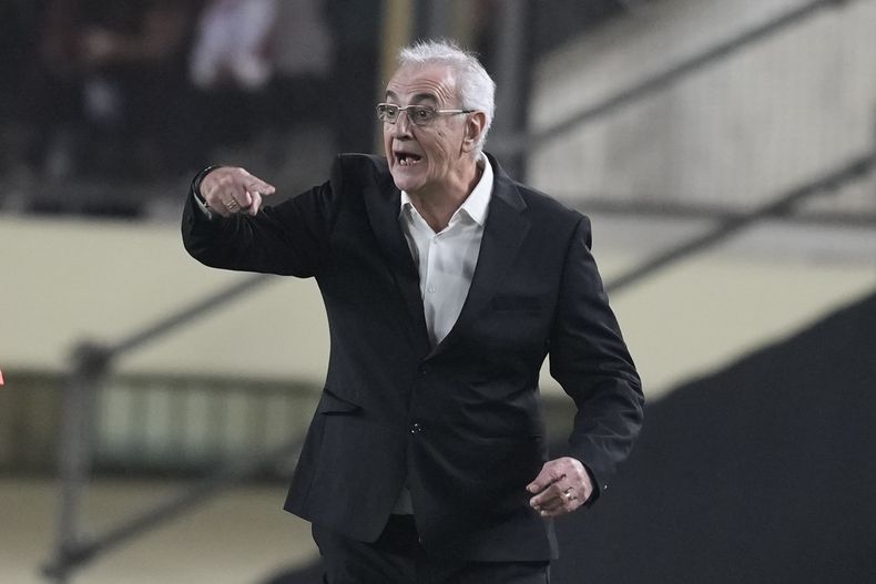 El técnico de Perú Jorge Fossati da instrucciones durante el partido amistoso contra Paraguay, el 7 de junio de 2024, en Lima. (AP Foto/Martín Mejía)