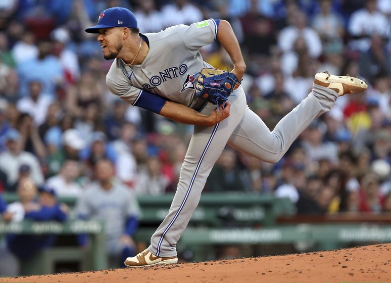 El boricua José Berríos, de los Azulejos de Toronto, lanza en el encuentro del vierens 27 de junio de 2025, ante los Medias Rojas de Boston (AP/Foto/Jim Davis)