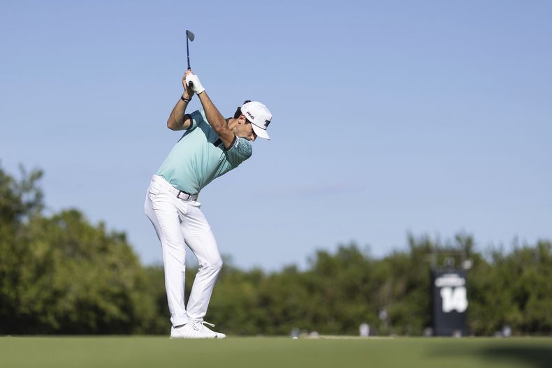 El chileno Joaquín Niemann juega su segundo hoyo del torneo de la LIV Golf en Playa del Carmen, México, el viernes 2 de febrero de 2024 (Chris Trotman/LIV Golf via AP)