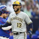 El venezolano Abraham Toro, de los Cerveceros de Milwaukee, celebra luego de conseguir un jonrón de dos carreras ante los Azulejos de Toronto, el miércoles 31 de mayo de 2023 (Frank Gunn/The Canadian Press via AP)