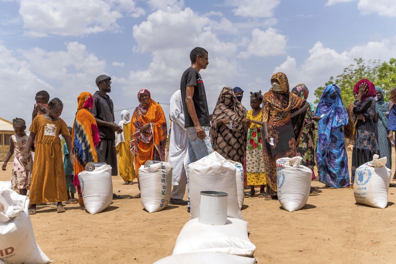 Foto de junio del 2023 difundida por el Programa Mundial de Alimentos que muestra un centro de distribución de cominda en el campamento Wad Almajzoub en Wad Medani, en el estado de Gezira en Sudán. (Ala Kheir/Oficina de la ONU para la Coordinación de Asuntos Humanitarios via AP)