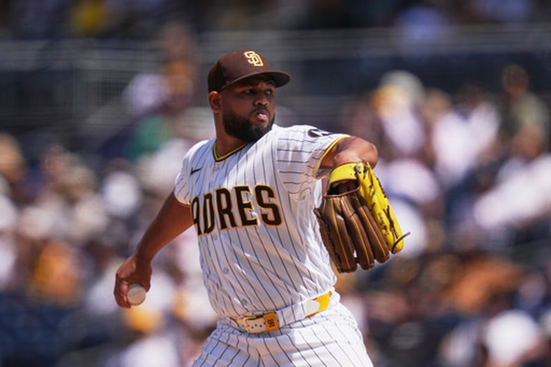 El dominicano Randy Vásquez, de los Padres de San Diego, lanza en el encuentro del miércoles 26 de agosto de 2026 ante los Piratas de Pittsburgh (AP Foto/Gregory Bull)