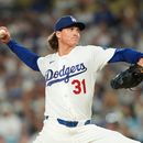 El lanzador abridor de los Dodgers de Los Ángeles, Tyler Glasnow, hace un envío al plato durante la primera entrada de un partido de béisbol contra los Padres de San Diego, el 24 de septiembre de 2026, en Los Ángeles. (Foto AP/Mark J. Terrill)