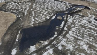 Imagen suministrada por South Bow que muestra el derrame petrolero cerca de Fort Ransom, Dakota del Norte, el 8 de abril del 2025 (South Bow via AP)