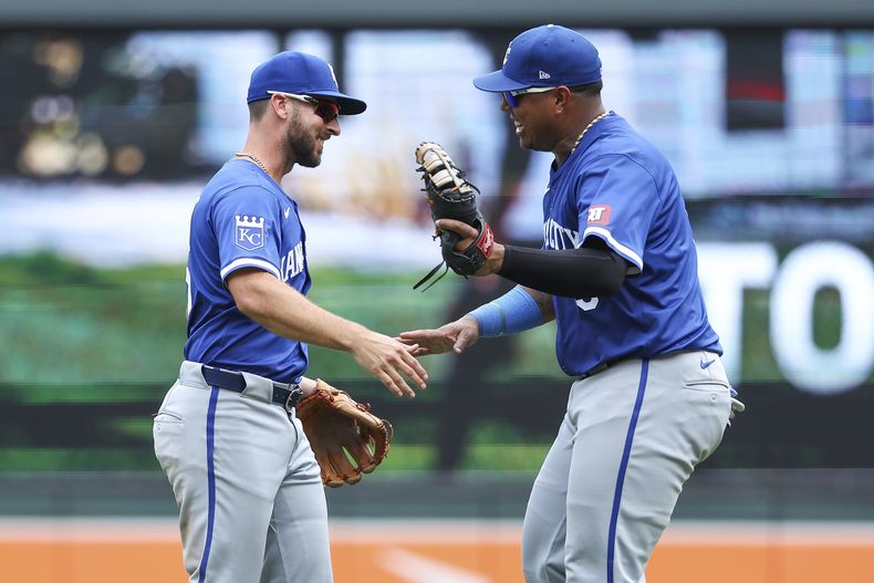 El tercera base de los Reales de Kansas City Paul DeJong y el primera base venezolano Salvador Pérez celebran el triunfo de su equipo ante los Mellizos de Minnesota el miércoles 14 de agosto del 2024. (AP Foto/Matt Krohn)
