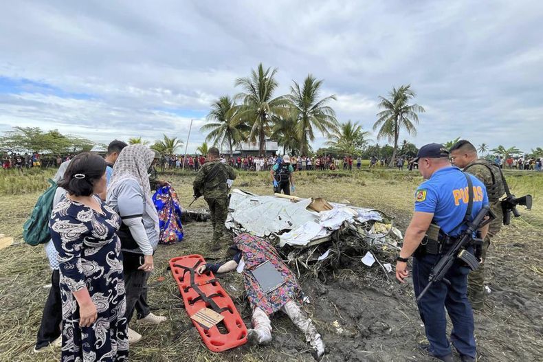 Socorristas inspeccionan el lugar donde un avión contratado por el ejército de EEUU se estrelló en un campo de arroz en la provincia de Maguindanao del Sur, Filipinas, matando a las cuatro personas a bordo, el 6 de febrero de 2025. (Sam Mala/UGC vía AP)