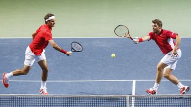 americateve | Los jugadores de Suiza, Stanislas Wawrinka, derecha, y Roger Federer, devuelven una pelota contra los kazajos Aleksandr Nedovyesov y Andrey Golubev en los cuartos de final de la Copa Davis el s&aacute;bado, 5 de abril de 2014, en Ginebra. (AP Phtoo/Keysto