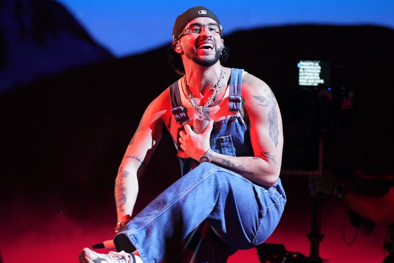 ARCHIVO - Bad Bunny se presenta en los Premios Billboard Latinos en Coral Gables, Florida, el 5 de octubre de 2023. (Foto AP/Marta Lavandier, archivo)