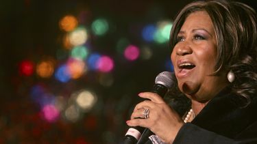 ARCHIVO - Aretha Franklin actúa durante la 85ª iluminación anual del árbol de Navidad en la Bolsa de Valores de Nueva York el 4 de diciembre de 2008. Un jurado en Michigan concluyó que un documento escrito a mano por la cantante Aretha Franklin y encontrado en su sofá después de su muerte es un testamento válido. Es un giro crítico en una disputa que ha enfrentado a los hijos de la superestrella de la música. La Reina del Soul murió en 2018 a los 76 años. (Foto AP/Mary Altaffer, archivo)