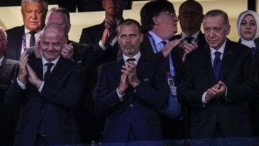 De izquierda a derecha: el presidente de la FIFA, Gianni Infantino; el presidente de la UEFA, Aleksander Ceferin, y el presidente turco Recep Tayyip Erdogan, antes de la final de la Liga de Campeones entre Manchester City e Inter Milan, en el estadio olímpico Ataturk, en Estambul, Turquía, el sábado 10 de junio de 2023. (AP Foto/Manu Fernandez)