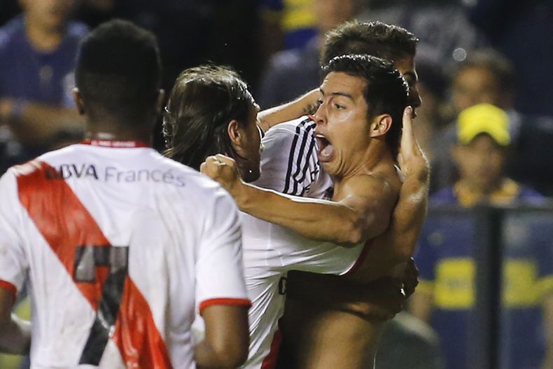 Ramiro Funes Mori (derecha), del River Plate, celebra tras anotar el gol del triunfo sobre Boca Juniors, el domingo 30 de marzo de 2014, en el cl&aacute;sico del f&uacute;tbol argentino (AP Foto/V&iacute;ctor R. Caivano)