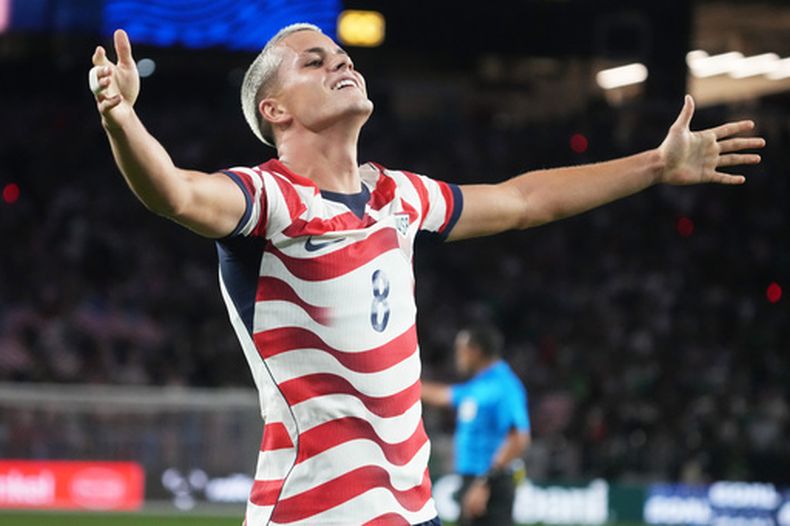 Cavan Sullivan, delantero de Estados Unidos, festeja su tanto ante México en un duelo amistoso realizado el sábado 3 de octubre de 2026 en Glendale, Arizona (AP Foto/Rick Scuteri)