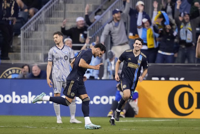 El argentino Julián Carranza, del Union de Filadelfia, festeja tras anotar un gol ante Montreal, el sábado 3 de junio de 2023, en un partido de la MLS disputado en Chester, Pennsylvaia (AP Foto/Matt Slocum)