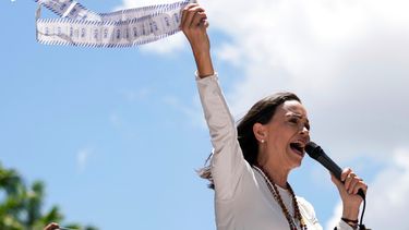 La líder opositora venezolana María Corina Machado con tarjetas de votación en una protesta contra la reelección del presidente Nicolás Maduro en Caracas, el 28 de agosto del 2024. (AP foto/Ariana Cubillos)