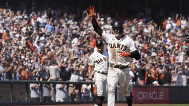 Patrick Bailey de los Gigantes de San Francisco celebra tras conectar un jonrón de dos carreras en la décima entrada frente a los Rangers de Texas el domingo 13 de agosto del 2023.(AP Foto/Jeff Chiu)