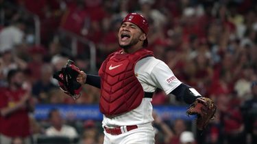 El venezolano Willson Contreras, cátcher de los Cardenales de San Luis, festeja luego de un out que puso fin al séptimo inning del duelo ante los Rojos de Cincinnati, el viernes 9i de junio de 2023 (AP Foto/Jeff Roberson)