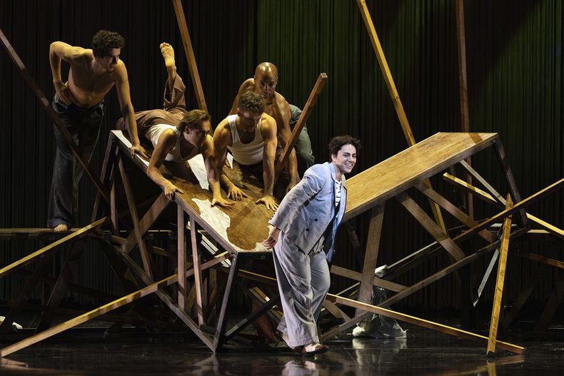En esta imagen proporcionada por la Ópera Metropolitana, Daniela Mack como Federico García Lorca en una escena de Ainadamar de Golijov, que se estrenará en la ópera el 15 de octubre. (Marty Sohl/The Metropolitan Opera via AP)