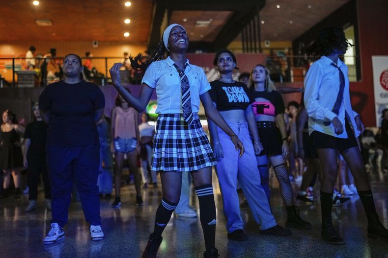 Jóvenes bailan al ritmo del K-pop, música popular coreana, en una casa cultural en La Habana, Cuba, el sábado 7 de septiembre de 2024. (Foto AP/Ramón Espinosa)