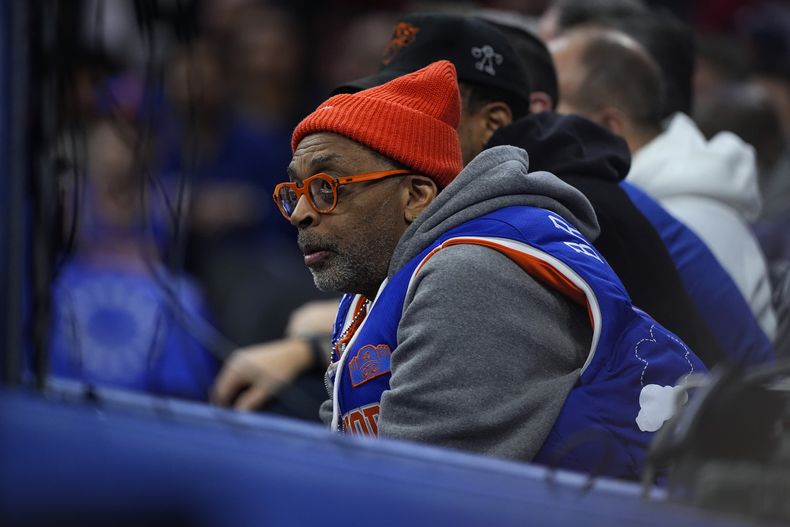 El cineasta Spike Lee observa el partido entre los 76ers de Filadelfia y los Knicks de Nueva York, el jueves 22 de febrero de 2024 (AP Foto/Matt Slocum)