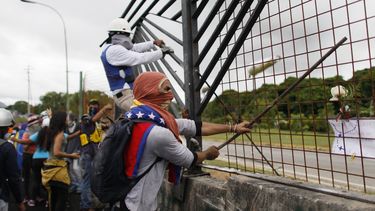 Manifestantes derriban la cerca de base aérea en Venezuela