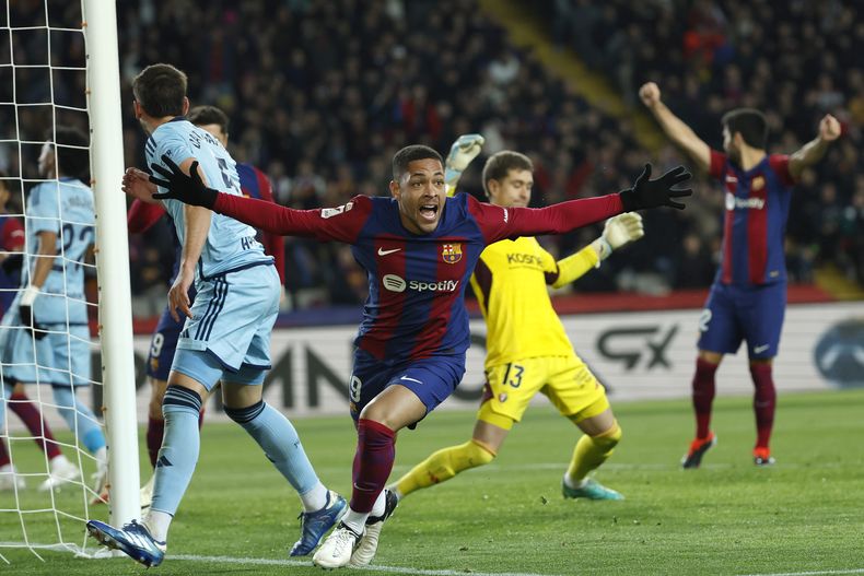 Vitor Roque celebra tras marcar el gol que le dio al Barcelona la victoria 1-0 ante Osasuna en la Liga española, el miércoles 31 de enero de 2024. (AP Foto/Joan Monfort)