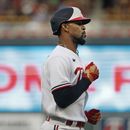 Byron Buxton, de los Mellizos de Minnesota, recorre las bases luego de conectar un jonrón en el cuarto inning del juego ante los Medias Blancas de Chicago, el viernes 21 de julio de 2023 (AP Foto/Bruce Kluckhohn)