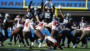 Chase McLaughlin de los Buccaneers de Tampa Bay patea un gol de campo de 57 yardas en el encuentro ante los Panthers de Carolina el domingo 7 de enero del 2024. (AP Foto/Rusty Jones)